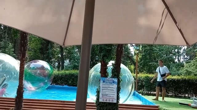 Сочи-Парк Ривьера - Аттракцион водные шары. Sochi-Park Riviera - Attraction water balls. смотреть онлайн