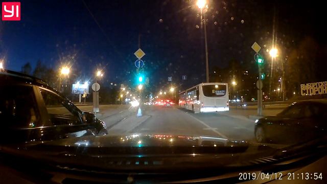 Очередной умник на трамвайных путях смотреть онлайн