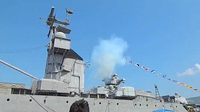Новороссийск День ВМФ. Залп с крейсера "Михаил Кутузов" смотреть онлайн