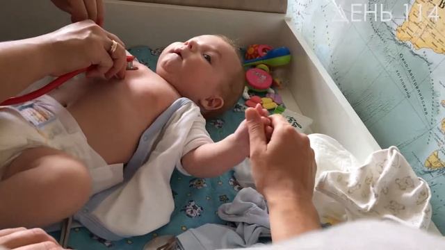Как младенца осматривает врач педиатр дома. смотреть онлайн