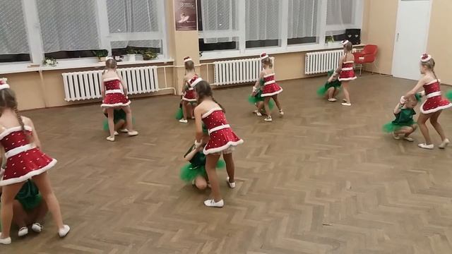 Новогодний танец "Бубенцы". Студия "Style". Хореограф Александра Аксенова смотреть онлайн