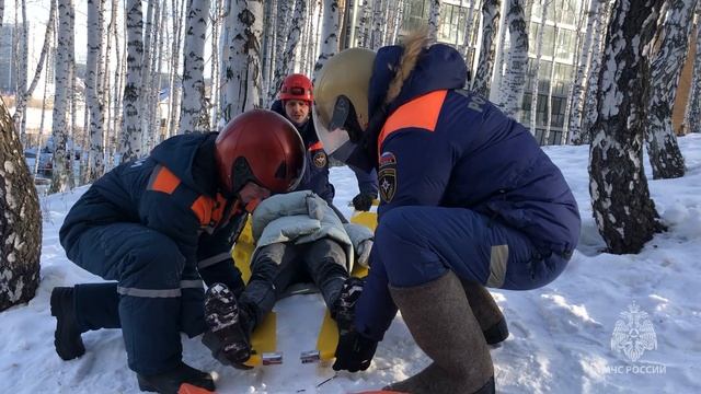 Свердловские спасатели провели тренировку по эвакуации пострадавшего в лесной местности смотреть онлайн
