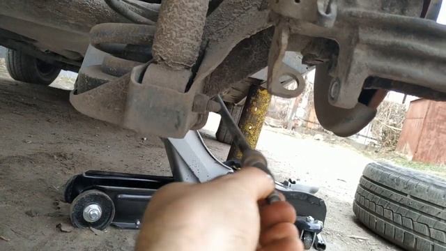 не отпускает ручник колесо, клинит заднее колесо, подклинивание ручника гольф 4 смотреть онлайн