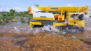 Самосвал Scania свалился в бурлящую реку