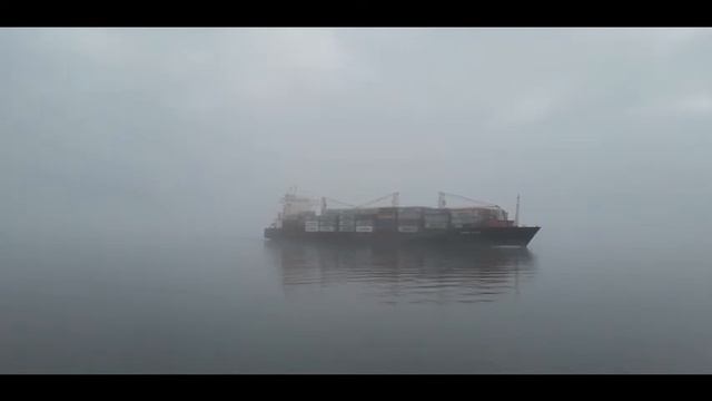 Корабли идут мимо фортов Кронштадта сквозь густой туман, подавая гудки. Это завораживает. смотреть онлайн
