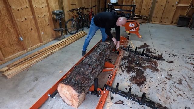 Устанавливаю Деревянные Бруски Под Ленточную Пилораму Wood-Mizer LX55 смотреть онлайн