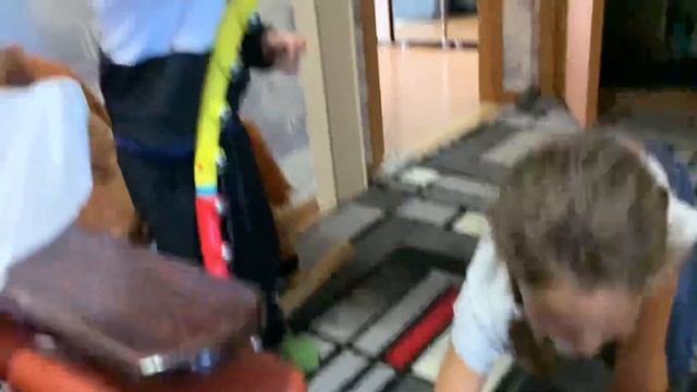 Дрессированный кузнечик прыгает через обруч смотреть онлайн