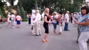 С РОЗОЮ КРАСИВОЮ!???_ТАНЦЫ В ПАРКЕ ГОРЬКОГО ХАРЬКОВ АВГУСТ 2021.mp4