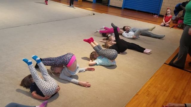 Вероника на гимнастике стесняется если я на неё смотрю Как будет на Английском скакалка ? смотреть онлайн