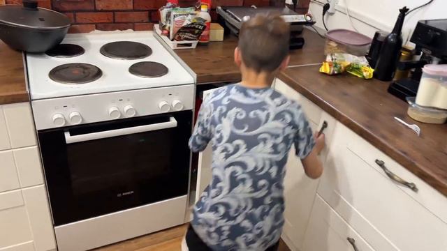 Дети играют с мамой. Веселые истории с мамой | Children are playing with mom. Fun stories with mom. смотреть онлайн