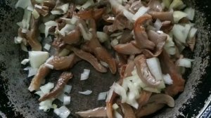 ЧТО ПРИГОТОВИТЬ ИЗ РЯДОВКИ ЛИЛОВОНОГОЙ? ЖАРЕНЫЕ СИНЕНОЖКИ В СМЕТАНЕ