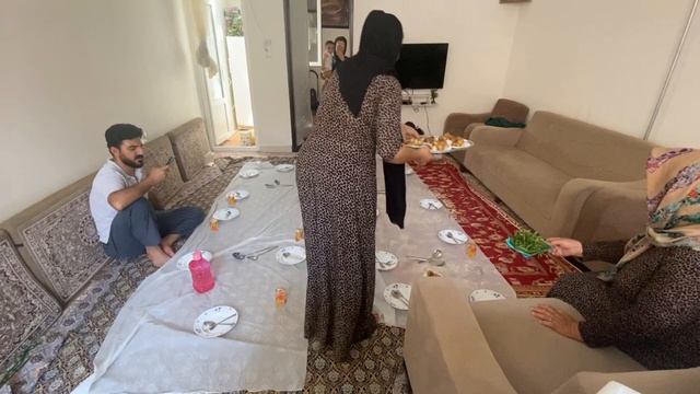 Building a brick house and cooking lunch: rural lifestyle with construction and cooking смотреть онлайн