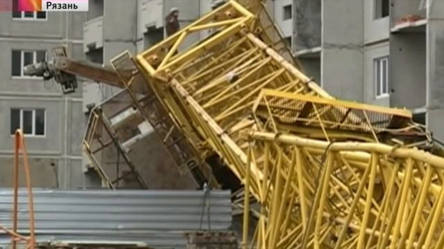 Башенный кран упал в Омске на автомобиль. смотреть онлайн
