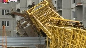 Башенный кран упал в  Омске на автомобиль.