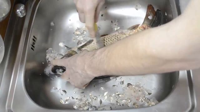 Лайфхак, как почистить крупную рыбу в домашних условиях ножом смотреть онлайн