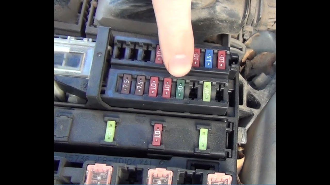 Замена предохранителя впрыска топлива №24 в Тойоте Королла Е150 смотреть онлайн