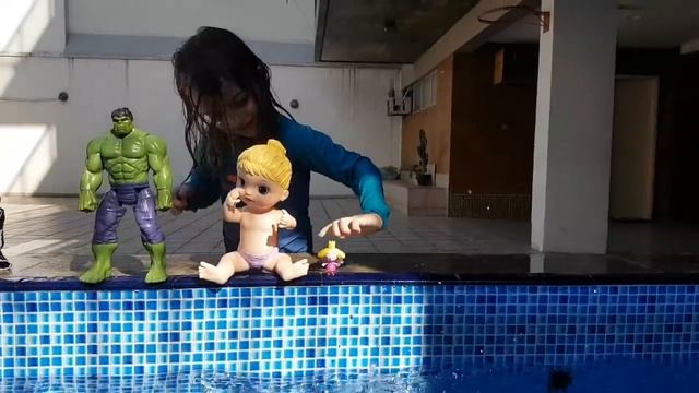 JOGANDO DIFERENTES BRINQUEDOS PISCINA ! PLAYING TOYS DIFFERENT INSIDE THE SWIMMING POOL ! смотреть онлайн