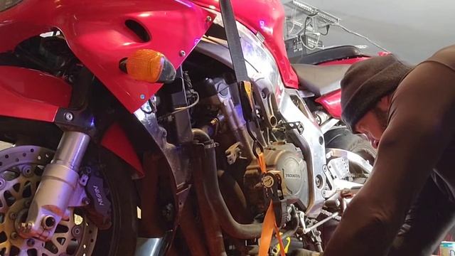 A basic "DIY" oil change or "how to" for a 1997 Honda CBR900RR & most sportbikes смотреть онлайн