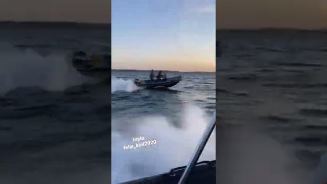 Humber Destroyer 5.3 RIB with 60 HP suzuki outboard going fullspeed in 1 /1.5 meter Waves. смотреть онлайн