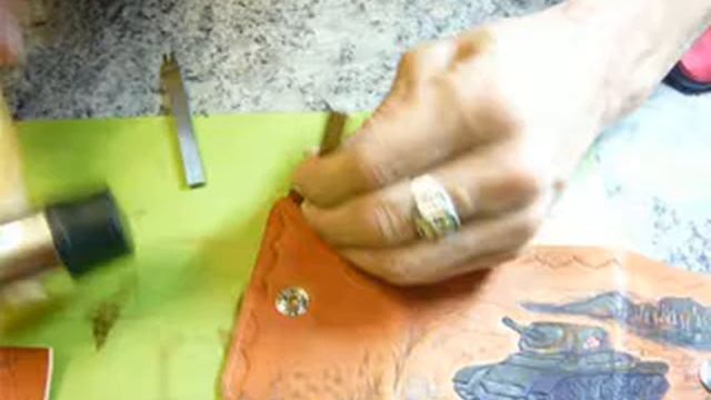 15 кошелёк мужской кожаный; делаем отверстия строчным пробойником для шва смотреть онлайн