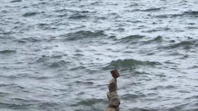 Странные необычные скульптуры из камней на берегу озера /STRANGE STONE SCULPTURES BY THE LAKE смотреть онлайн