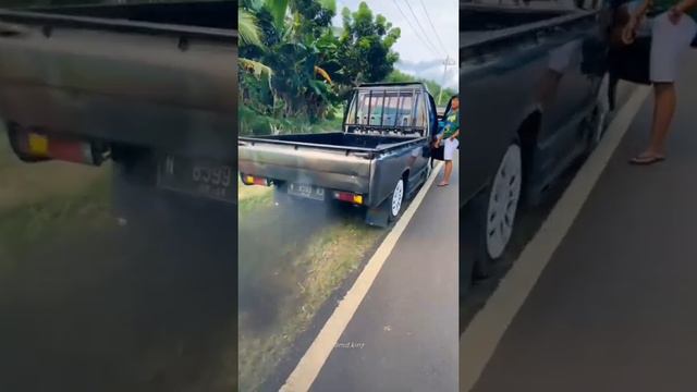 Mitsubishi l300 elsapek nih senggol donk #mitsubishi #l300 #oleng смотреть онлайн