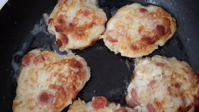 Нежные оладьи с начинкой и грибным соусом. Париж/Petite crêpes aux saucisses et sauce champignons. смотреть онлайн