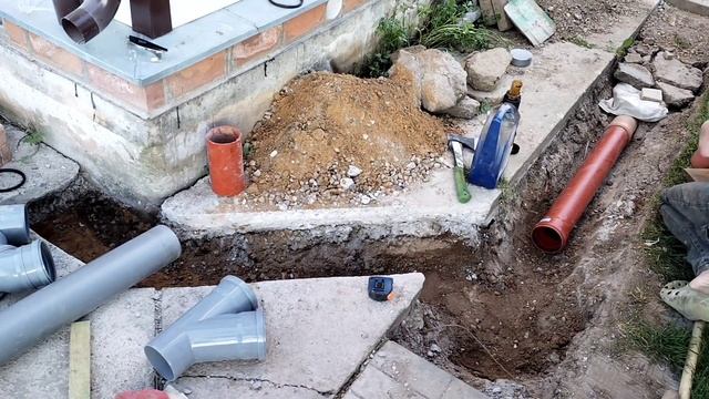 Подвёл ливневку к водосточным трубам. storm sewer of a private house. смотреть онлайн