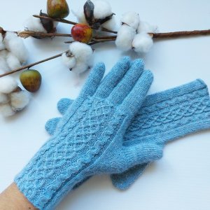 Красивые перчатки спицами из пряжи Nord Drops