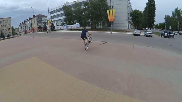 Покатушки на велосипеде | Стант на велосипеде | Stunt (Удаленное видео с канала Жека Стантер) смотреть онлайн