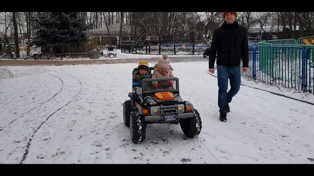 Оксана и Федя катаются на машинке в Ленинградском зоопарке смотреть онлайн