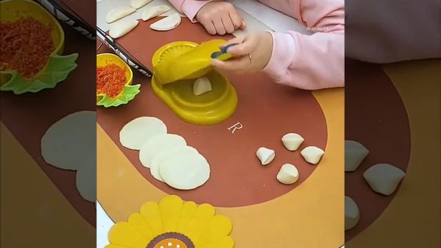 Гаджет для кухни Компактное приспособление для лепки пельменей и вареников #shorts смотреть онлайн