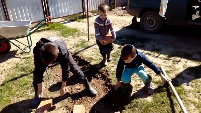 Дети кладут дорожку из кирпича