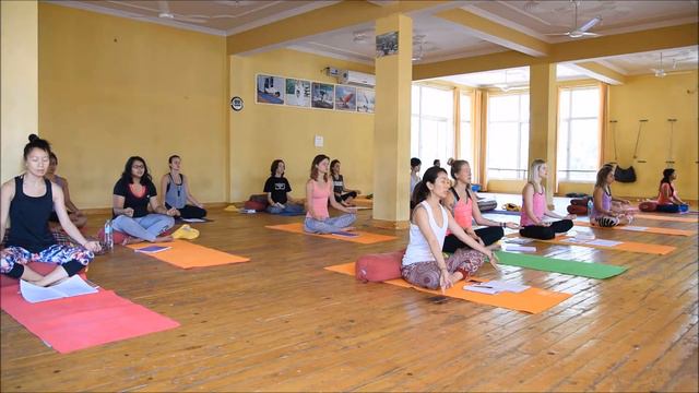 Gayatri Mantra (गायत्री मंत्र) - Om Bhuur-Bhuvah Svah - Mantra Chanting - AYM Yoga School смотреть онлайн