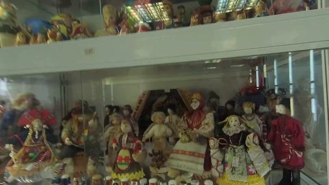Дом мастеров, здесь есть поделки, игрушки, статуэтки, кухонная утварь, брелоки, украшения, картины. смотреть онлайн