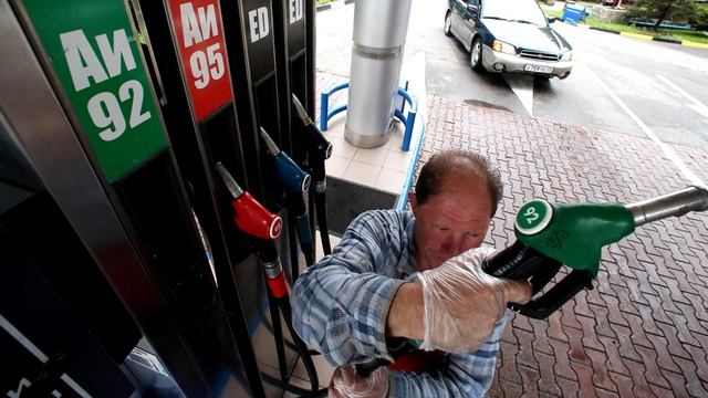Почему ЦЕНЫ НА НЕФТЬ ПАДАЮТ, а БЕНЗИН в России НЕ ДЕШЕВЕЕТ? смотреть онлайн