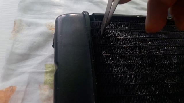 Ремонт радиатора.Простой способ выровнять соты радиатора мотоцикла.mp4 смотреть онлайн