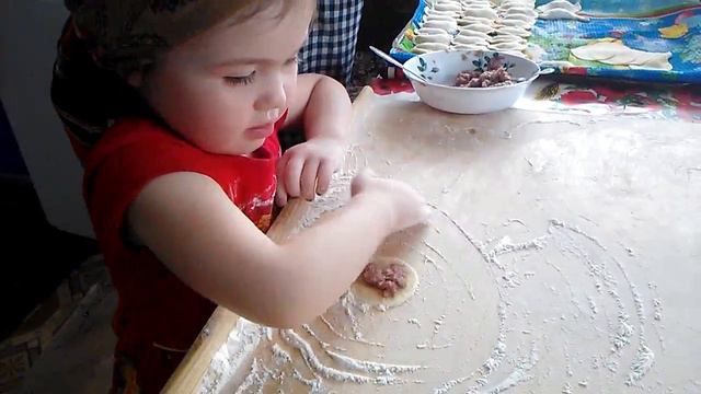 Амелька лепит... смотреть онлайн