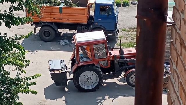 Самосвал МАЗ-5551 и трактор МТЗ-82 убирают мусор смотреть онлайн