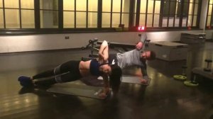 Боковая планка со скручиваниями