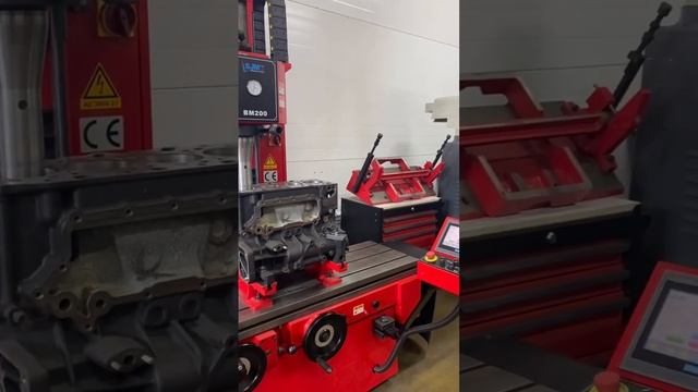 Расточка блока цилиндров на станке SJMC BM200 смотреть онлайн