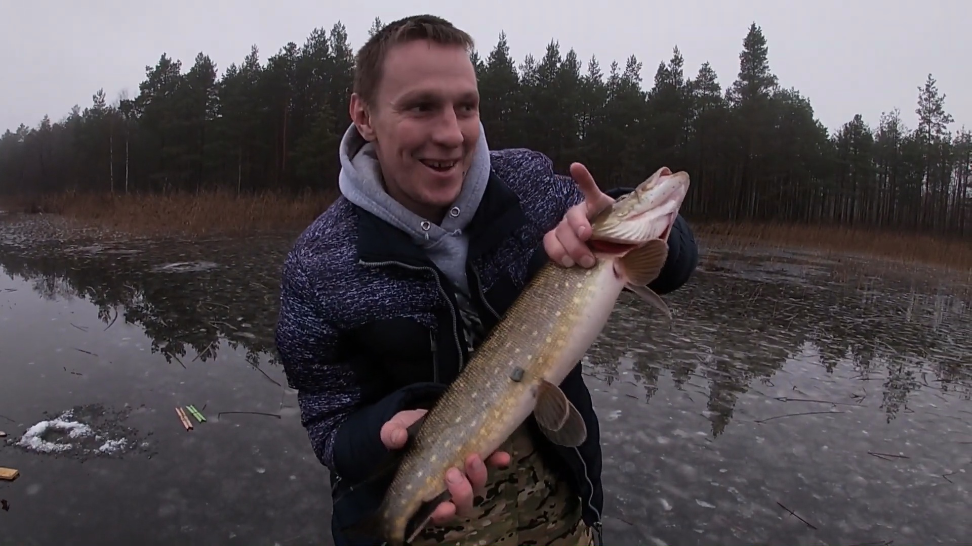 Ловля щуки на жерлицы зимой!!! (Первый лёд!!!) смотреть онлайн