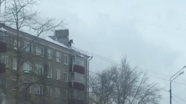 Рабочий чистит снег без страховки на Пограничной