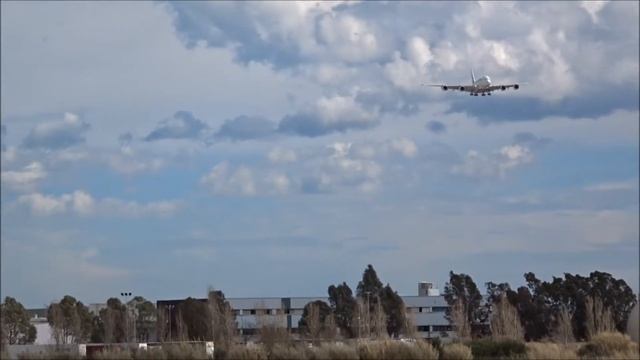 Airbus A380 Emirates landing in Barcelona, El Prat Airport смотреть онлайн