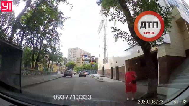 Киев. Ребята, если горит красный сигнал и нет зелёной стрелки – проезд равноценен проезду на красны смотреть онлайн