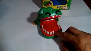 Крокодил дантист. Собака кусающая за руку. Crocodile Dentist. Dog bite hand.