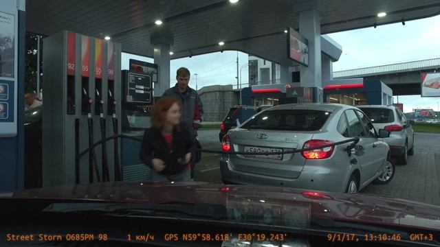 Блондинка разводит заправщика смотреть онлайн