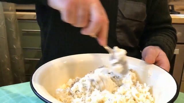 Сырный салат-закуска. Быстро и вкусно! смотреть онлайн