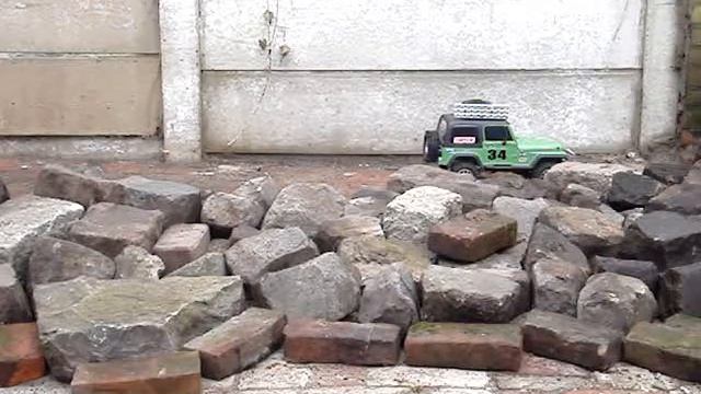 Testing some RC trail rigs in the backyard !! RC4WD смотреть онлайн