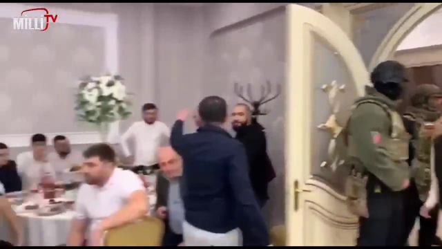 Sankt-Peterburqda Azərbaycanlıların toyuna omon qrupunun basqın etməsinə dair yeni görüntülər смотреть онлайн